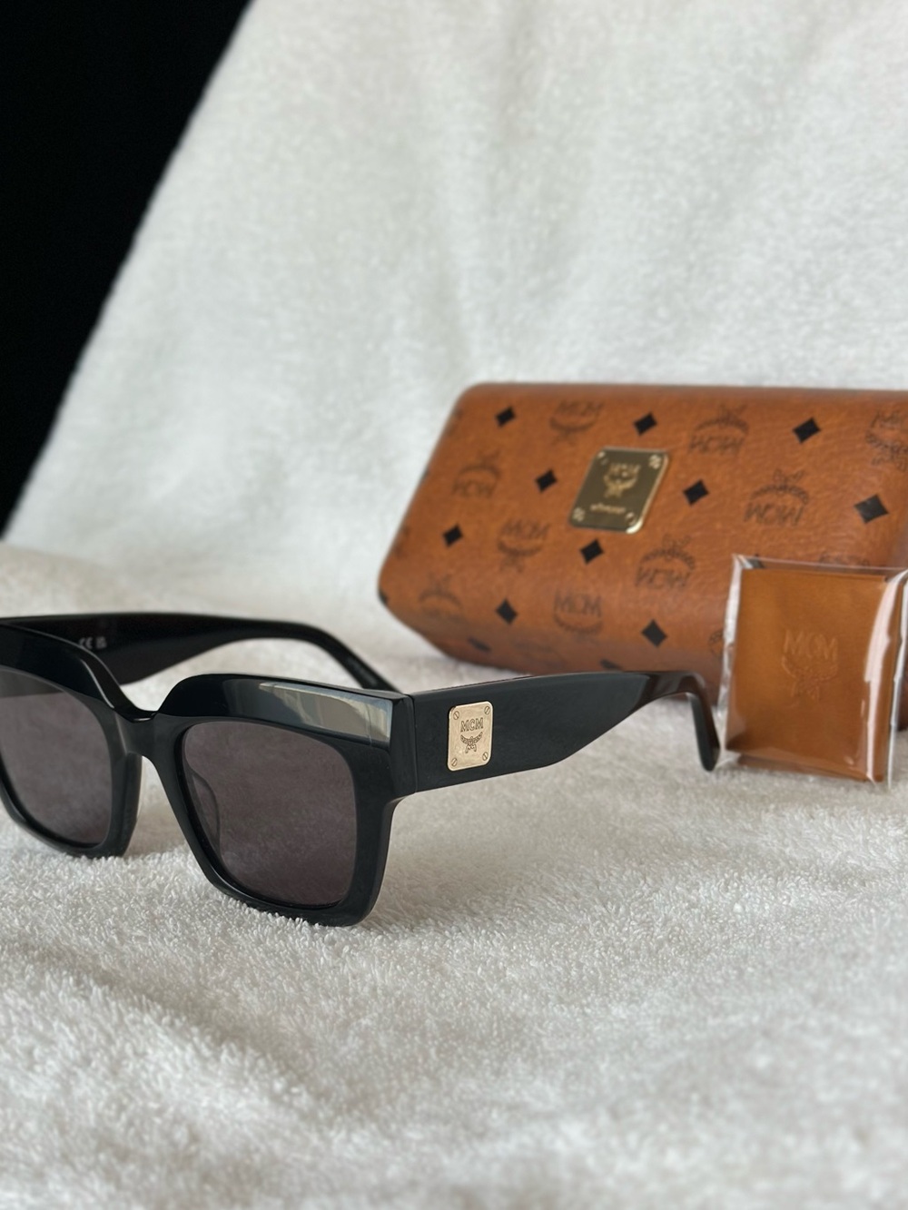 Full Inclusion MCM Black Sunglasses - Authenticated by Poizon - Picture 4 of 12